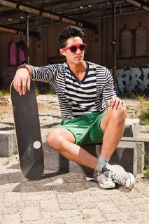 拿滑板的男人 拿滑板的男人