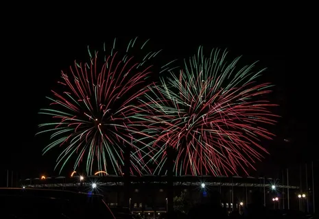 夜晚彩色烟花图片 夜晚彩色烟花图片
