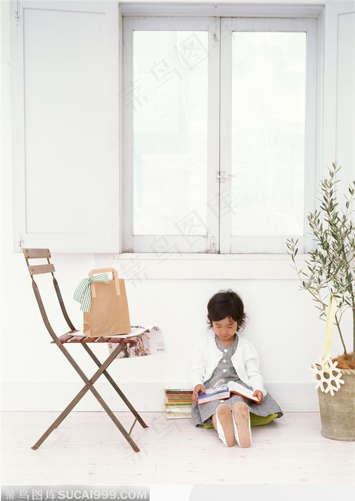 坐在窗台下面看书的小女孩