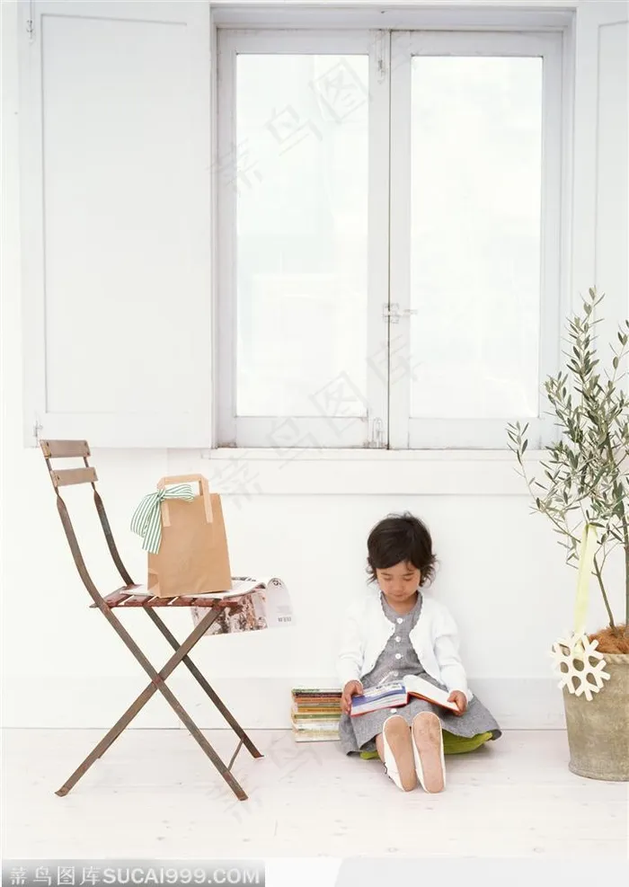 坐在窗台下面看书的小女孩