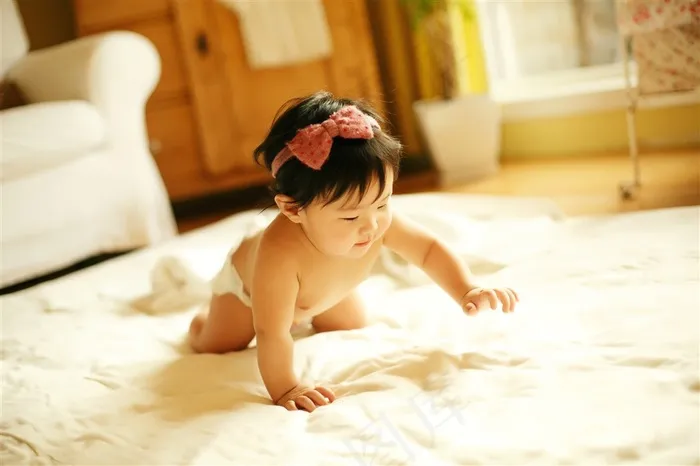 在床上玩耍的可爱幼儿