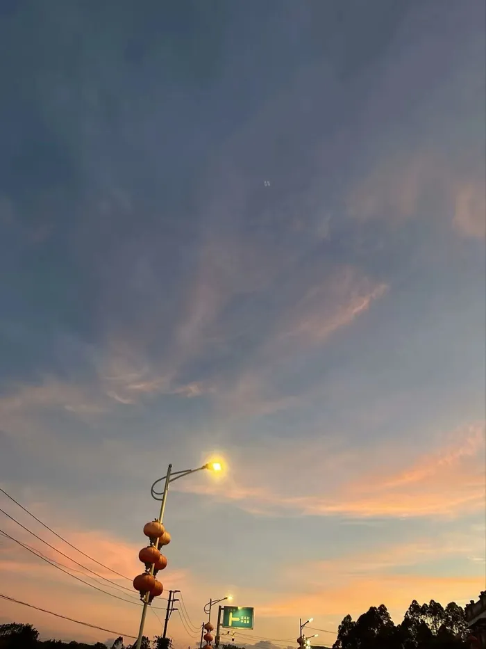 金色云彩路灯晚霞背景图