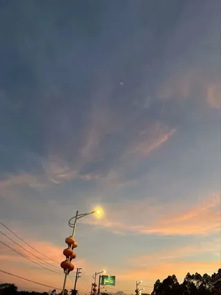 金色云彩路灯晚霞背景图