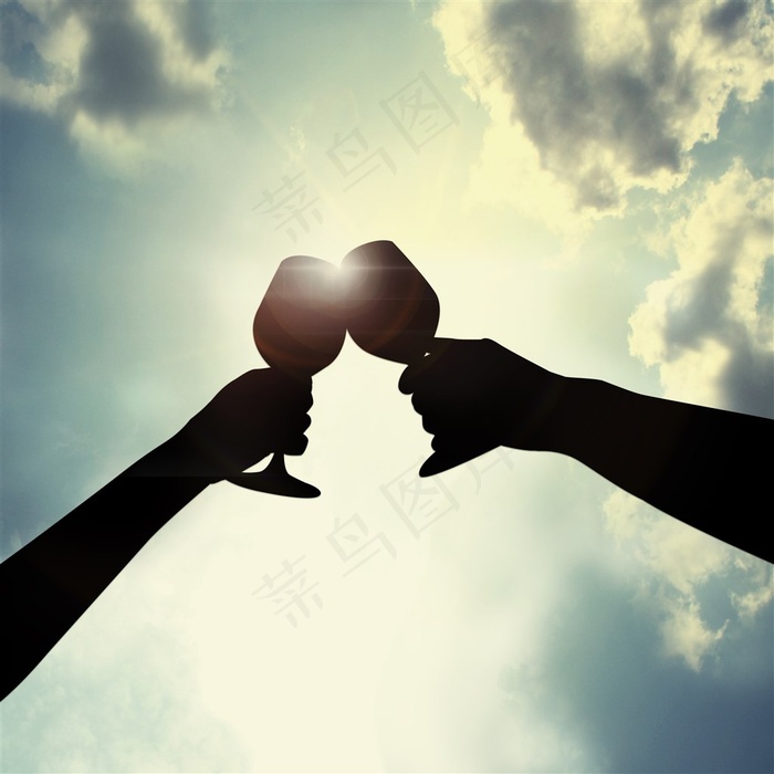 碰杯的手势剪影