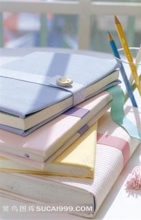 阳光下彩色的笔记本