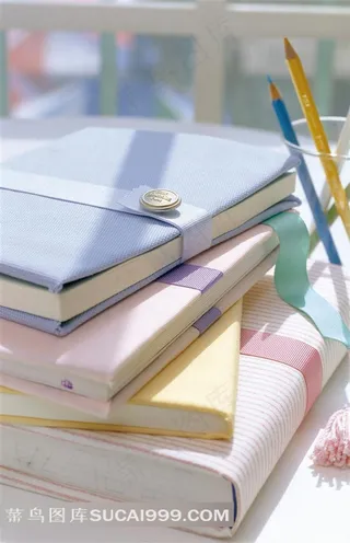 阳光下彩色的笔记本