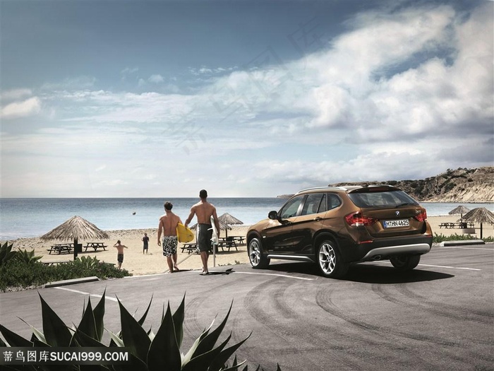 宝马SUV咖啡色沙滩旅游