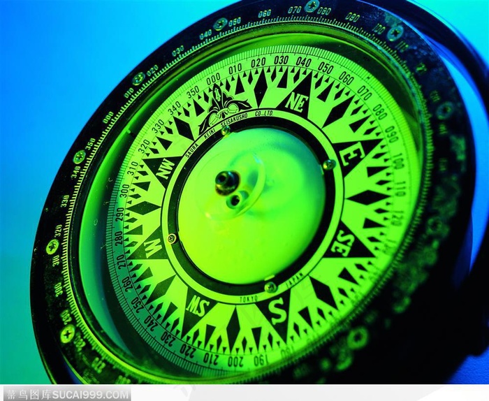 绿色灯光下的精密指南针
