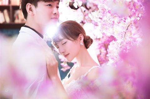 浪漫情侣在繁花下婚纱样片