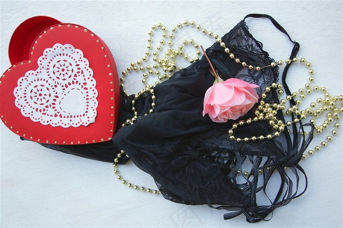 红心和蕾丝内衣饰品