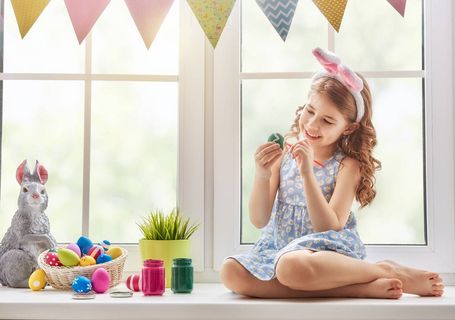 复活节小女孩在窗户边画彩蛋