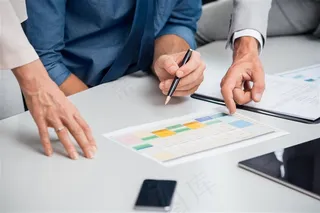 正在讨论图标信息的商务人士