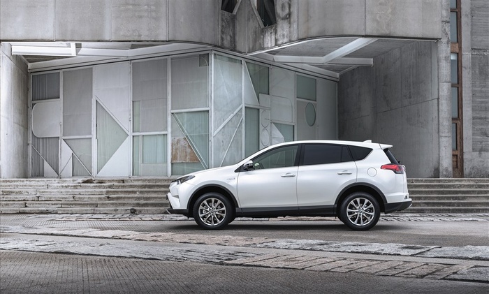 路边停放的日本丰田RAV4城市型SUV