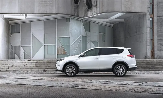 路边停放的日本丰田RAV4城市型SUV 路边停放的日本丰田RAV4城市型SUV