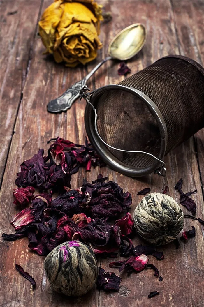 木桌子上的花茶图片