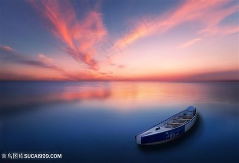 火烧云湖面小船