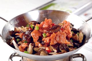 干锅美食焖锅湘菜麻辣香辣纸锅干锅鲜菇牛柳