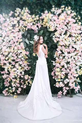 白色晚礼服美女