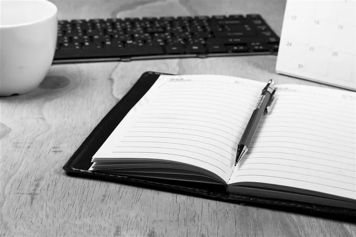 桌上的黑色笔记本