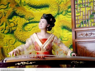 穿传统汉服弹古筝古琴的古典美女