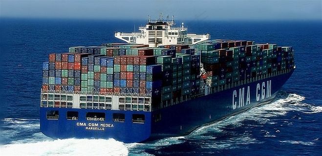 船舶通过海上航道运送货物