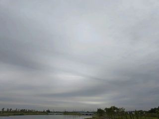 云朵与湖面远景照