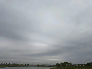 云朵与湖面远景照