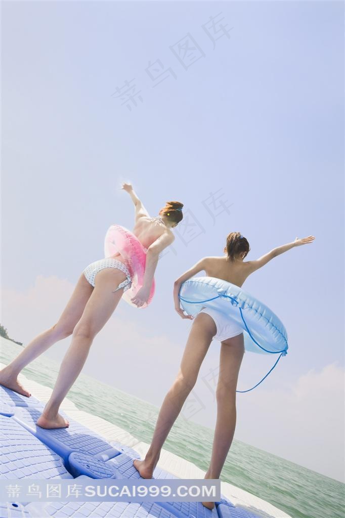 抱救生圈的泳装美少女