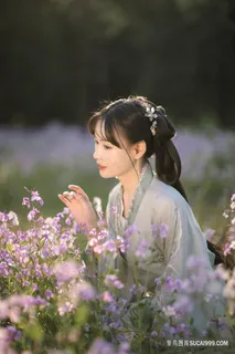 超清户外愉悦的古装写真美女图片