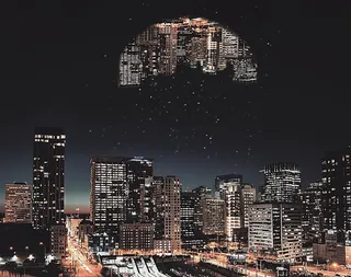 悬挂城市夜景海报