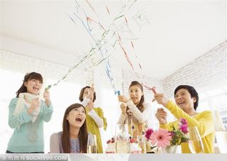 生活派对-生日派对朋友拿彩带庆贺聚餐