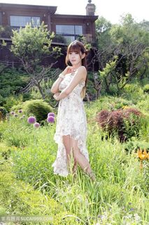 韩国清纯美女空姐许允美户外艺术写真图片