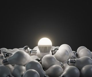 一堆灯泡中发光的创意灯泡