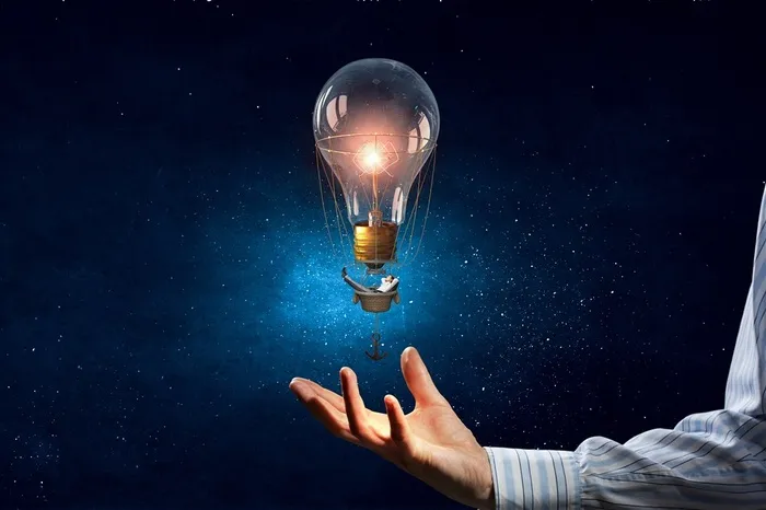 商务人士抛出去的灯泡