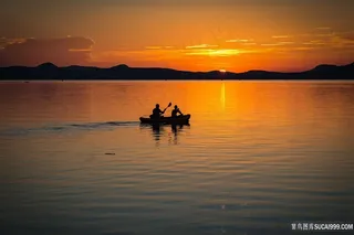 柔美夕阳两人划船图片