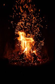 黑暗中升起高高的火焰