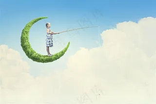 站在绿色月亮上垂钓的小女孩高清图片