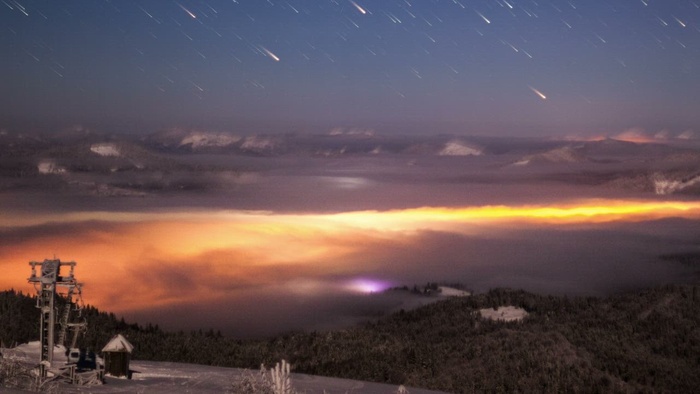 从山上看到的令人印象深刻的流星雨