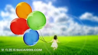 手拿四色气球在绿色草坪上奔跑的女孩