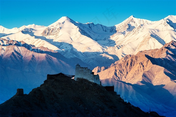 美丽的雪山景色与佛像