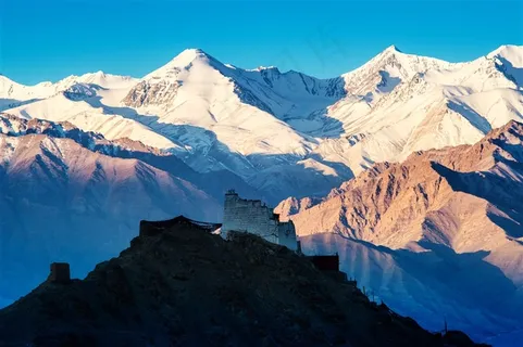 美丽的雪山景色与佛像 美丽的雪山景色与佛像