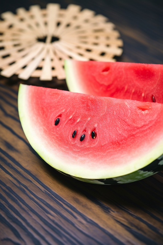 餐桌上切块的西瓜摄影图