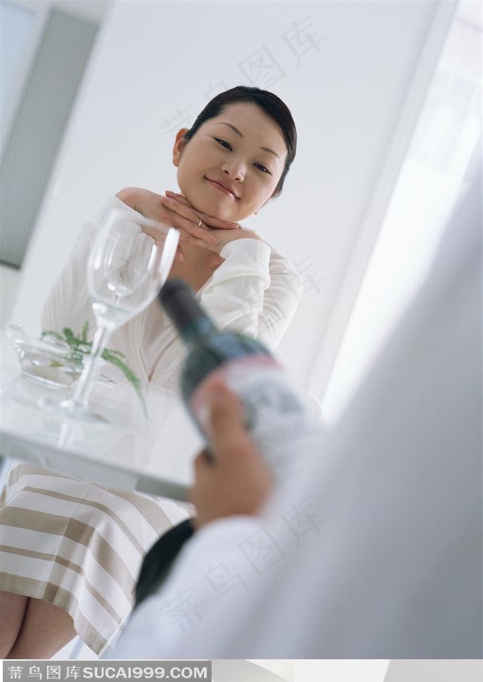 家居生活-在餐桌前准备用餐的年轻夫妻