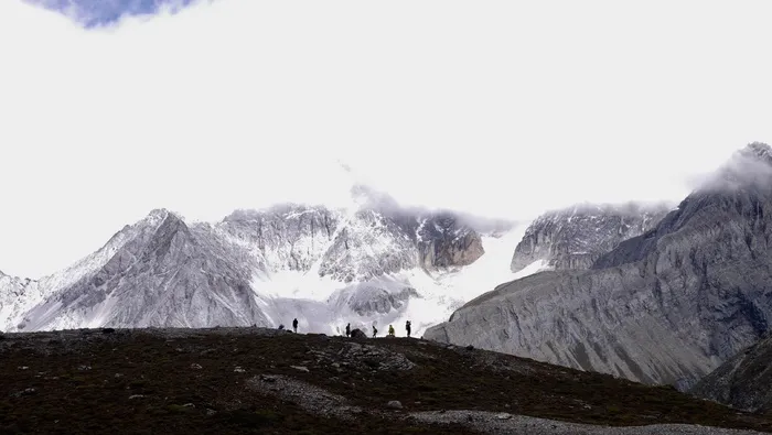 亚丁蓝天白云神山雪山