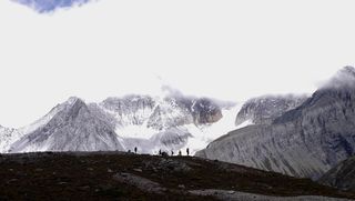 亚丁蓝天白云神山雪山