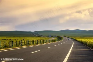 黄昏下的草原公路
