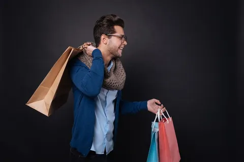 背着购物袋的男子侧面高清摄影图