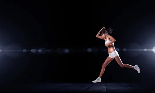 黑暗中跑步的美女