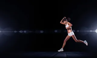 黑暗中跑步的美女