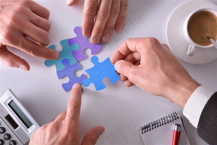 一起拼图的同事